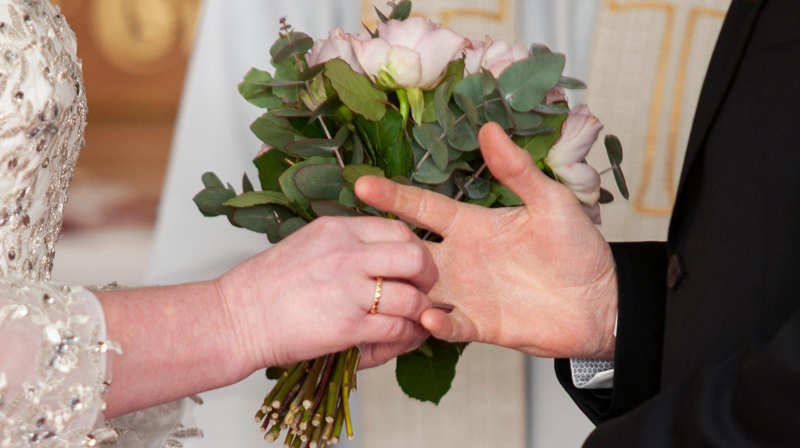 Overrekkelse av ringer i bryllup